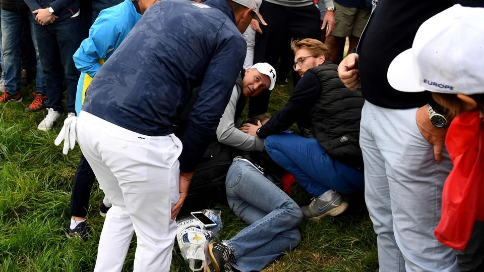 Ein Golfball des US-Profis Brooks Koepka (im Vordergrund links) hat eine Zuschauerin schwer verletzt