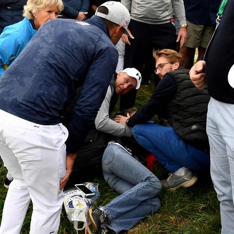 Ein Golfball des US-Profis Brooks Koepka (im Vordergrund links) hat eine Zuschauerin schwer verletzt
