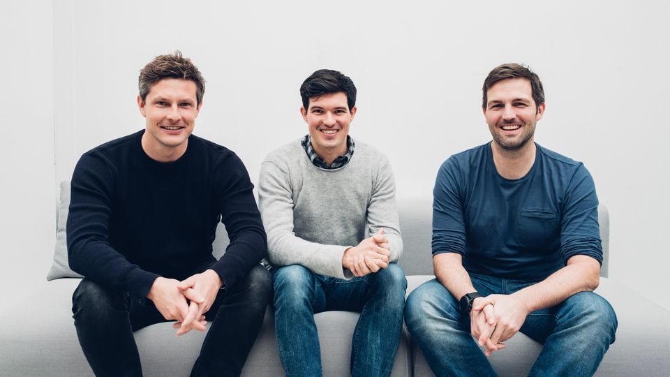 Die Ergobag-Gründer Sven-Oliver Pink, Florian Michajlezko und Oliver Steinki sitzen auf einer Couch