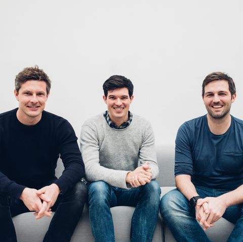 Die Ergobag-Gründer Sven-Oliver Pink, Florian Michajlezko und Oliver Steinki sitzen auf einer Couch