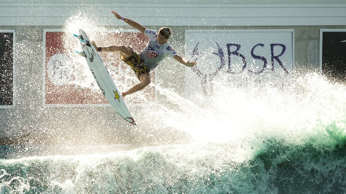 Ein Surfer im "BSR Cable Park's Surf Resort" in Texas