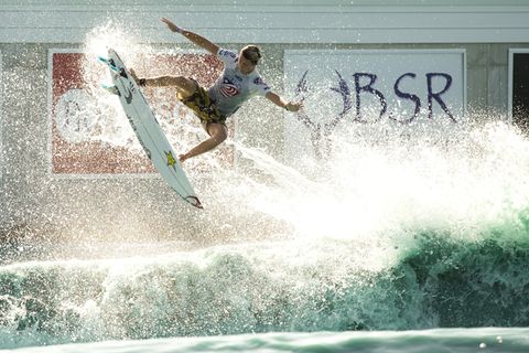 Ein Surfer im "BSR Cable Park's Surf Resort" in Texas