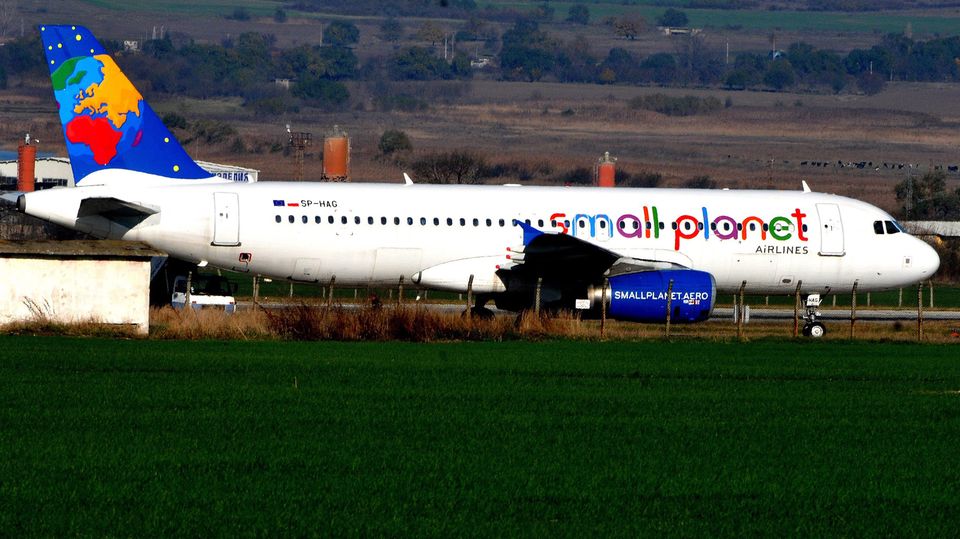 Flog für Veranstalter auch deutsche Urlauber in Feriengebiete rund ums Mittelmeer: ein Airbus A320 von Small Planet 