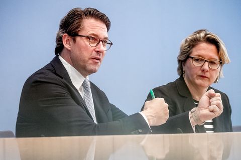 Diesel-Paket auf Pressekonferenz
