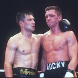 Wieder nur moralischer Sieger: Die Duelle gegen die anderen deutschen Box-Asse hatten es in sich. Wie schon gegen Maske musste sich "Rocky" Rocchigiani 1996 auf St. Pauli auch Darius Michalczewski (li.) geschlagen geben, obwohl er die erste Kampfeshälfte dominiert hatte. In der siebten Runde wurde Rocchigiani wegen eines vermeintlichen Schlagens nach einem Unterbrechen-Kommando disqualifiziert. "Rocky" fühlte sich wie schon gegen Maske betrogen, da er nur eine geringe Lobby habe. Und ebenso wie gegen Maske blieb er im zweiten Kampf im Jahr 2000 gegen seinen Gegner chancenlos.