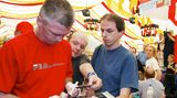 Beliebt bei den Fans: Seine offene Art und seine Erfolge machten Rocchigiani zu einem Idol. Hier schreibt der Mann bei einem Pressetraining im Jahr 2003 Autogramme. Rocchigiani machte aber auch durch Haftstrafen Schlagzeilen, so dass er polarisierte. Die einen sahen in ihm einen Filou, die anderen einen Held der Straße.