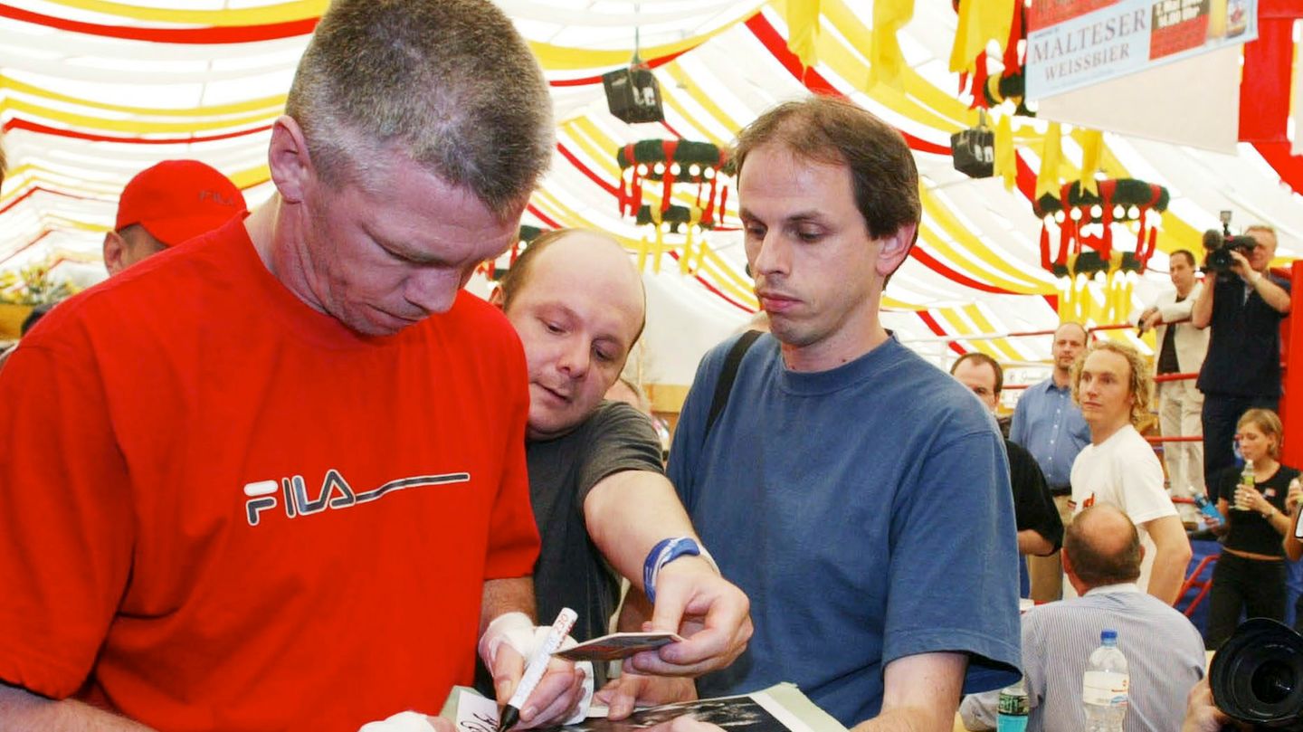 Beliebt bei den Fans: Seine offene Art und seine Erfolge machten Rocchigiani zu einem Idol. Hier schreibt der Mann bei einem Pressetraining im Jahr 2003 Autogramme. Rocchigiani machte aber auch durch Haftstrafen Schlagzeilen, so dass er polarisierte. Die einen sahen in ihm einen Filou, die anderen einen Held der Straße.