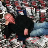 "Meine 15 Runden" lautet der Titel seiner Autobiographie, die 2007 im Verlag Schwarzkopf und Schwarzkopf erschienen ist. Viel zu erzählen hatte "Rocky" darin nicht nur aus seinen Boxer-Erlebnissen. Mehrfach wurde er zu Freiheitsstrafen verurteilt - wegen Körperverletzung, Sachbeschädigung und wiederholten Fahrens ohne Führerschein. Zweimal musste Rocchigiani mehrmonatige Haftstrafen antreten - nicht zuletzt wegen Verstößen gegen Bewährungsauflagen. Sein durch den Sport erworbenes Millionenvermögen hat der 54-Jährige verloren. 2012 wurde bekannt, dass Graciano Rocchigiani von Hartz IV lebt.