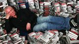 "Meine 15 Runden" lautet der Titel seiner Autobiographie, die 2007 im Verlag Schwarzkopf und Schwarzkopf erschienen ist. Viel zu erzählen hatte "Rocky" darin nicht nur aus seinen Boxer-Erlebnissen. Mehrfach wurde er zu Freiheitsstrafen verurteilt - wegen Körperverletzung, Sachbeschädigung und wiederholten Fahrens ohne Führerschein. Zweimal musste Rocchigiani mehrmonatige Haftstrafen antreten - nicht zuletzt wegen Verstößen gegen Bewährungsauflagen. Sein durch den Sport erworbenes Millionenvermögen hat der 54-Jährige verloren. 2012 wurde bekannt, dass Graciano Rocchigiani von Hartz IV lebt.