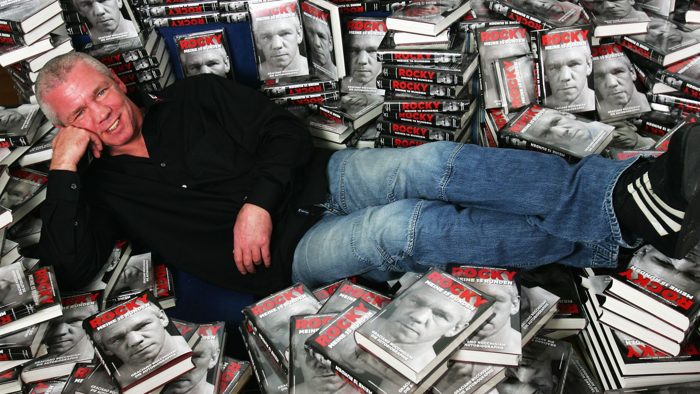 Graciano Rocchigiani "Meine 15 Runden" lautet der Titel seiner Autobiographie, die 2007 im Verlag Schwarzkopf und Schwarzkopf erschienen ist. Viel zu erzählen hatte "Rocky" darin nicht nur aus seinen Boxer-Erlebnissen. Mehrfach wurde er zu Freiheitsstrafen verurteilt - wegen Körperverletzung, Sachbeschädigung und wiederholten Fahrens ohne Führerschein. Zweimal musste Rocchigiani mehrmonatige Haftstrafen antreten - nicht zuletzt wegen Verstößen gegen Bewährungsauflagen. Sein durch den Sport erworbenes Millionenvermögen hat der 54-Jährige verloren. 2012 wurde bekannt, dass Graciano Rocchigiani von Hartz IV lebt.