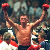 In Siegerpose: Rocchigiani wähnt sich unmittelbar nach seinem ersten Kampf gegen Maske schon als Sieger. Zweimal schien dieser angeknockt, ging sogar einmal zu Boden (was der Ringrichter aber nicht als Niederschlag wertete). Dennoch blieb der IBF-Weltmeistertitel bei Maske - angeblich seien etliche Runden zuvor an den "Gentleman" gegangen, weil Rocchigiani "zu passiv" geboxt habe.