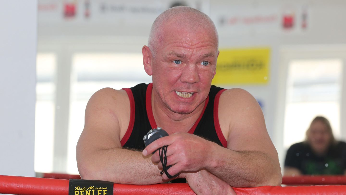 Graciano Rocchigiani Der Trainer: Sein Wissen und sein Können gab Rocchigiani als Trainer an junge Boxer weiter. Nicht nur in der Box-Casting-Show im Web, sondern auch mehrere Jahre in Rocky's Gym, seinem eigenen Trainingscenter in seiner Geburtsstadt Duisburg. Zuletzt spielte Graciano Rocchigiani im österreichischen Kurzfilm TNT Boxerstory des Regisseurs Mark Gerstorfer die Hauptrolle.