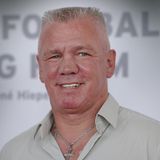 Seine "Berliner Schnauze" war legendär und trug maßgeblich zu seiner Beliebtheit bei. Tatsächlich wurde Graciano Rocchigiani aber am 29. Dezember 1963 im heutigen Duisburger Stadtteil Rheinhausen geboren. Seinen ersten Titel, Deutscher Meister im Halbmittelgewicht, errang er aber für die Neuköllner Sportfreunde, wo er auch das Boxen erlernt hat.