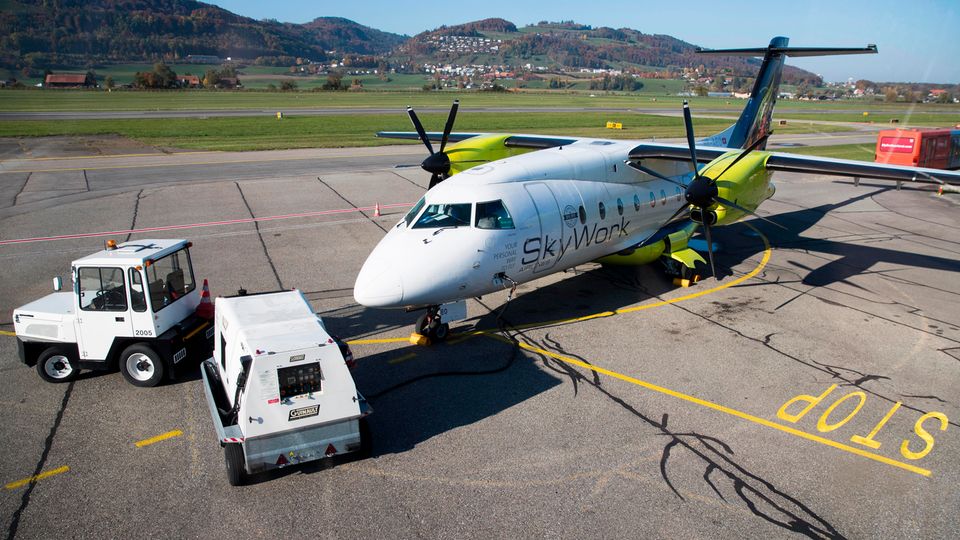 Am Boden auf dem Flughafen Bern-Belp: ein Flugzeug der Fluggesellschaft SkyWork Airlines
