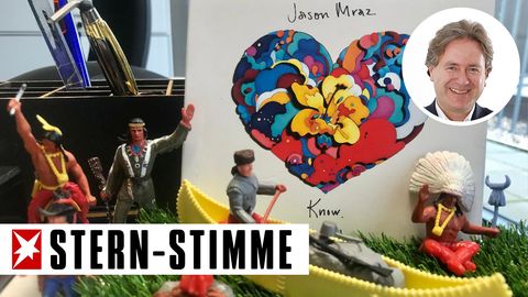 Schreibtischdeko mit den Erinnerungen und dem  CD-Cover des neuen Albums "Know" von Jason Mraz 