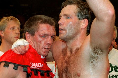 1995 kämpften beide gegeneinander: Weltmeister Henry Maske (r.) legt nach seinem Sieg den Arm um Graciano Rocchigiani
