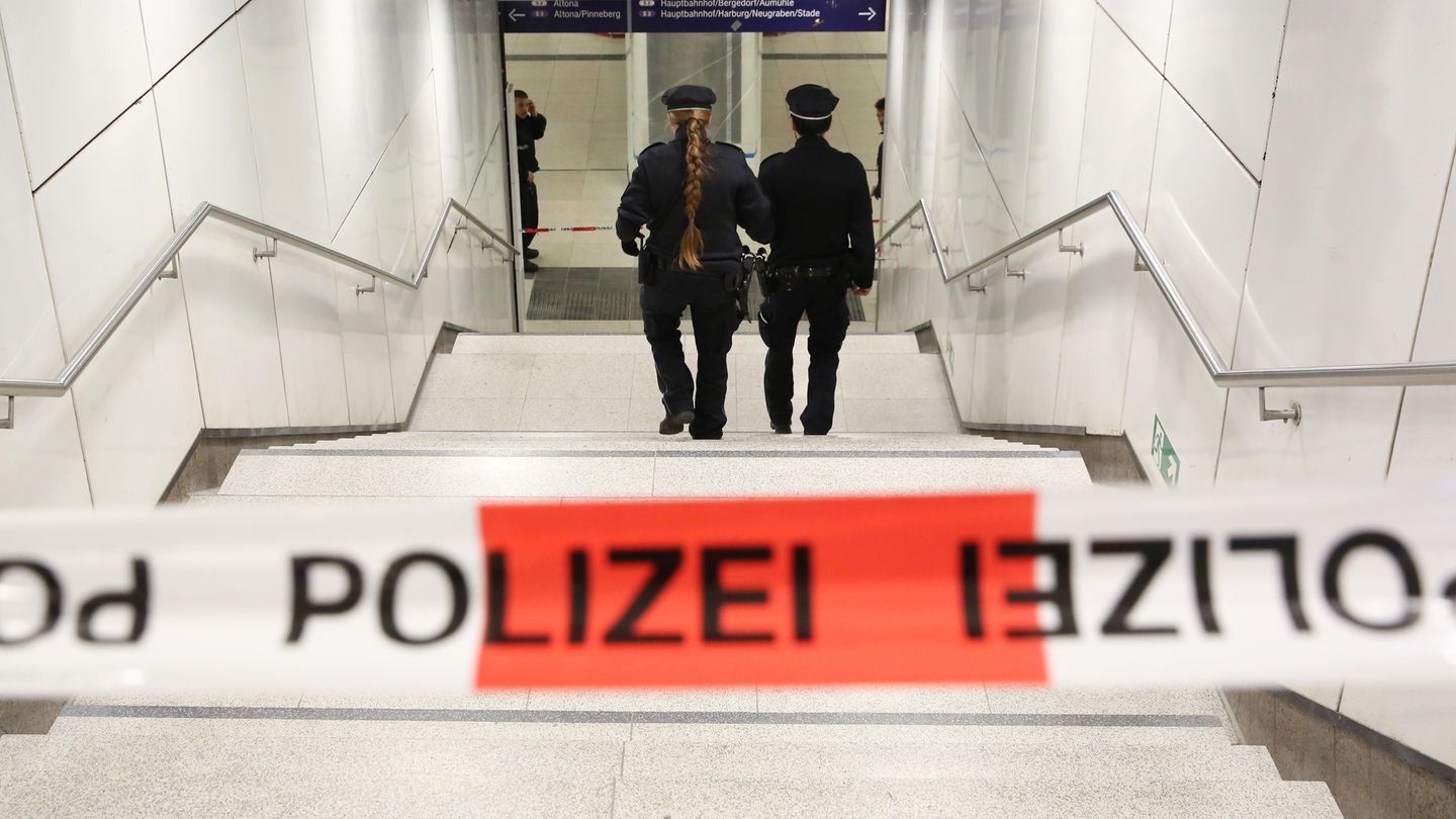 Polizisten sicherten den Zugang zur S-Bahnhaltestelle Jungfernstieg, an der sich die schreckliche Tat ereignete