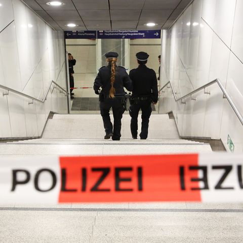 Polizisten sicherten den Zugang zur S-Bahnhaltestelle Jungfernstieg, an der sich die schreckliche Tat ereignete