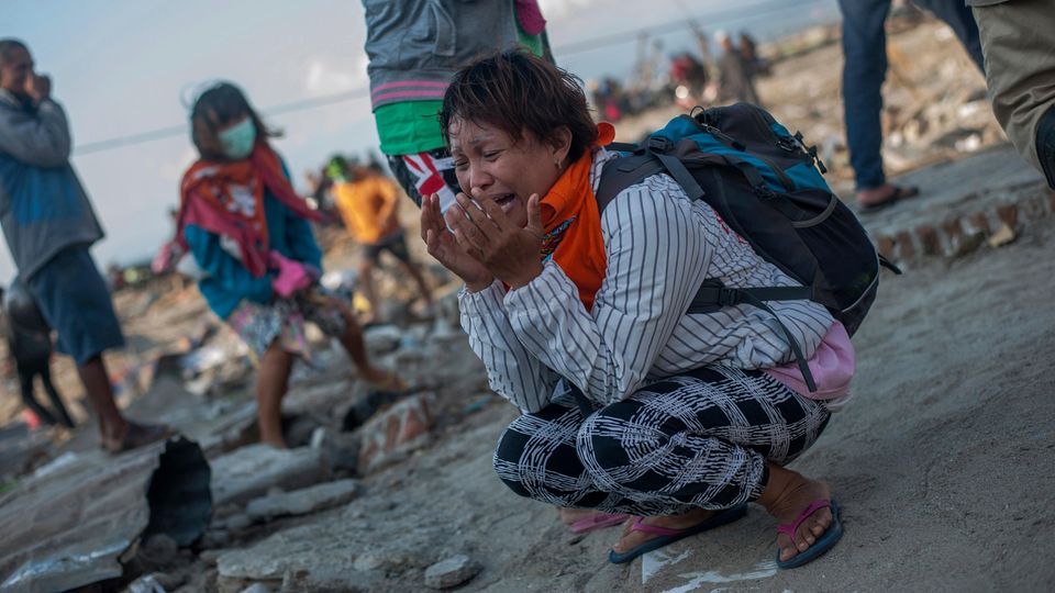 Eine Frau trauert nach dem Tsunami und dem Erdbeben in Indonesien