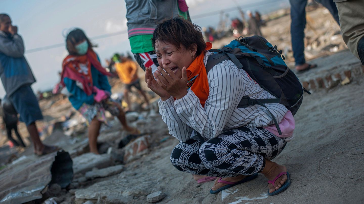 Eine Frau trauert nach dem Tsunami und dem Erdbeben in Indonesien