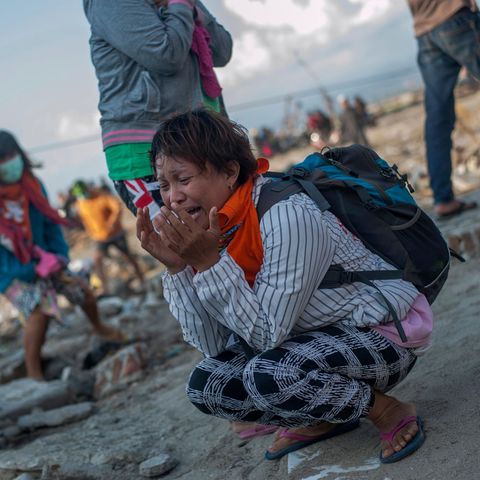 Eine Frau trauert nach dem Tsunami und dem Erdbeben in Indonesien