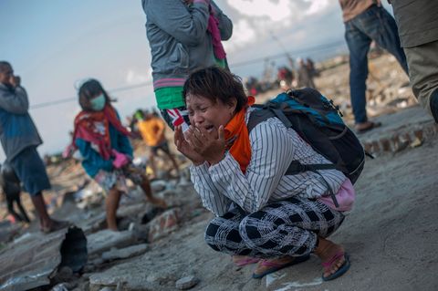 Eine Frau trauert nach dem Tsunami und dem Erdbeben in Indonesien