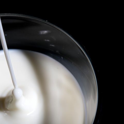 Verwenden statt verschwenden: Ob für's Gesicht oder das Tafelsilber – so vielfältig lässt sich saure Milch gebrauchen