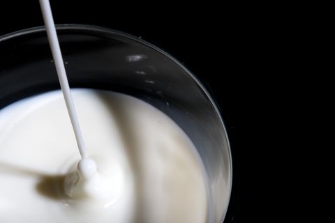 Verwenden statt verschwenden: Ob für's Gesicht oder das Tafelsilber – so vielfältig lässt sich saure Milch gebrauchen