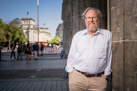 Wolfgang Thierse im August 2018 vor dem Brandenburger Tor in Berlin