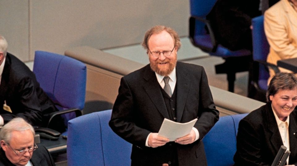 Ehemaliger Bundestagspräsident: Thierse, 1943 in Breslau geboren, wuchs in Thüringen auf. Er studierte Germanistik und Kulturwissenschaften, arbeitete im Ministerium für Kultur und an der Akademie der Wissenschaften der DDR. Lange parteilos, trat er nach der Wende der SPD bei und war von 1990 bis 1998 stellvertretender Fraktionsvorsitzender. Als Bundestagspräsident (kl. Foto) verhängte er 2000 wegen der Spendenaffäre eine Strafe von 7,8 Millionen Mark gegen die CDU, die ihn deshalb angriff. 2013 zog Thierse sich aus der Politik zurück. Thierse, 1943 in Breslau geboren, wuchs in Thüringen auf. Er studierte Germanistik und Kulturwissenschaften, arbeitete im Ministerium für Kultur und an der Akademie der Wissenschaften der DDR. Lange parteilos, trat er nach der Wende der SPD bei und war von 1990 bis 1998 stellvertretender Fraktionsvorsitzender. Als Bundestagspräsident (kl. Foto) verhängte er 2000 wegen der Spendenaffäre eine Strafe von 7,8 Millionen Mark gegen die CDU, die ihn deshalb angriff. 2013 zog Thierse sich aus der Politik zurück.