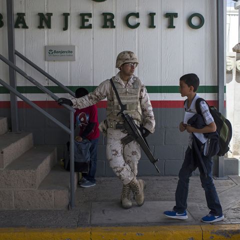 Ein Schüler an der Grenze zwischen Mexiko und den USA
