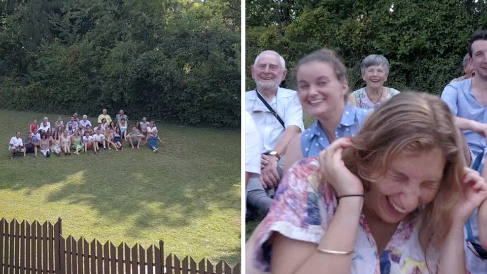 Ein Familienfoto wird mit der Drohne aufgenommen. Ein Familienfoto wird mit der Drohne aufgenommen.
