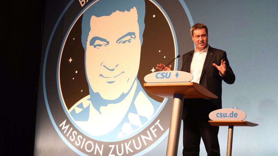 Der bayerische Ministerpräsident Markus Söder spricht auf einer Bühne