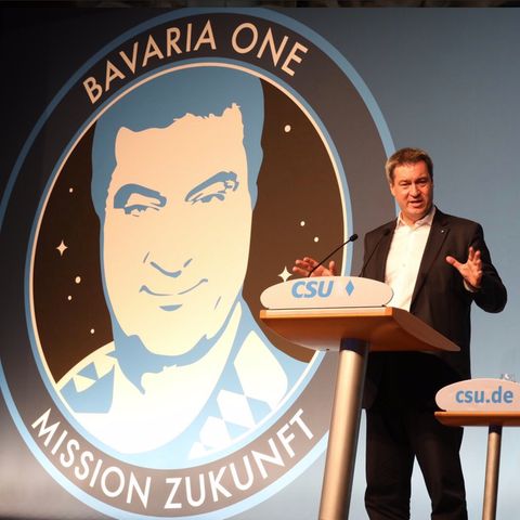 Der bayerische Ministerpräsident Markus Söder spricht auf einer Bühne