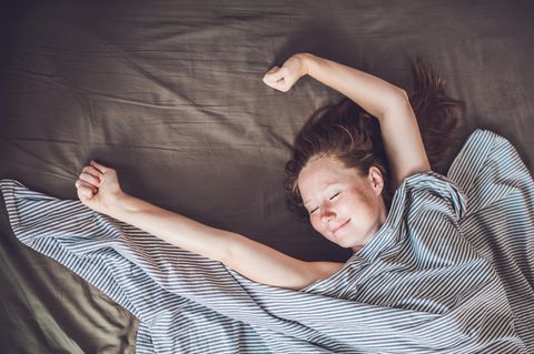 Eine Frau liegt im Bett