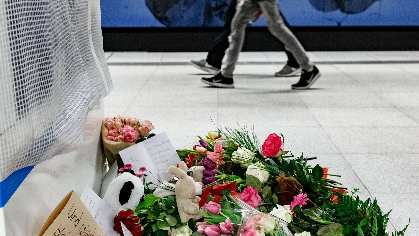 Der Tatort in Hamburg am 12. April: Blumen liegen nach dem tödlichen Messerangriff auf dem S-Bahnsteig Jungfernstieg, wo ein einjähriges Mädchen und seine Mutter getötet wurden.