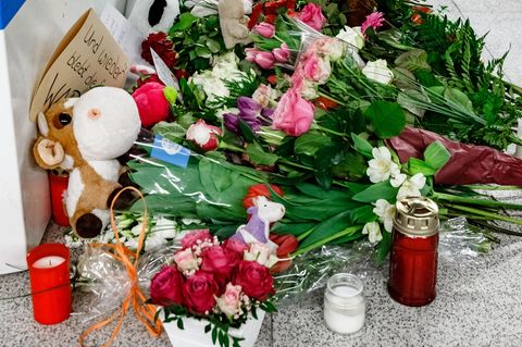 Der Tatort in Hamburg am 12. April: Blumen liegen nach dem tödlichen Messerangriff auf dem S-Bahnsteig Jungfernstieg, wo ein einjähriges Mädchen und seine Mutter getötet wurden.
