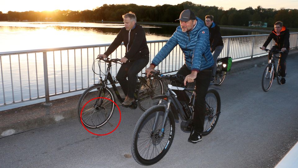 "Donaukurier"-Leser wollten in dem Ast in der Speiche ein Fahrradschloss erkannt haben