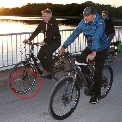"Donaukurier"-Leser wollten in dem Ast in der Speiche ein Fahrradschloss erkannt haben