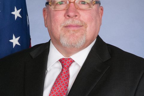 Ex-Botschafter der USA in Estland, James Melville Jr., bricht mit der Politik von Donald Trump