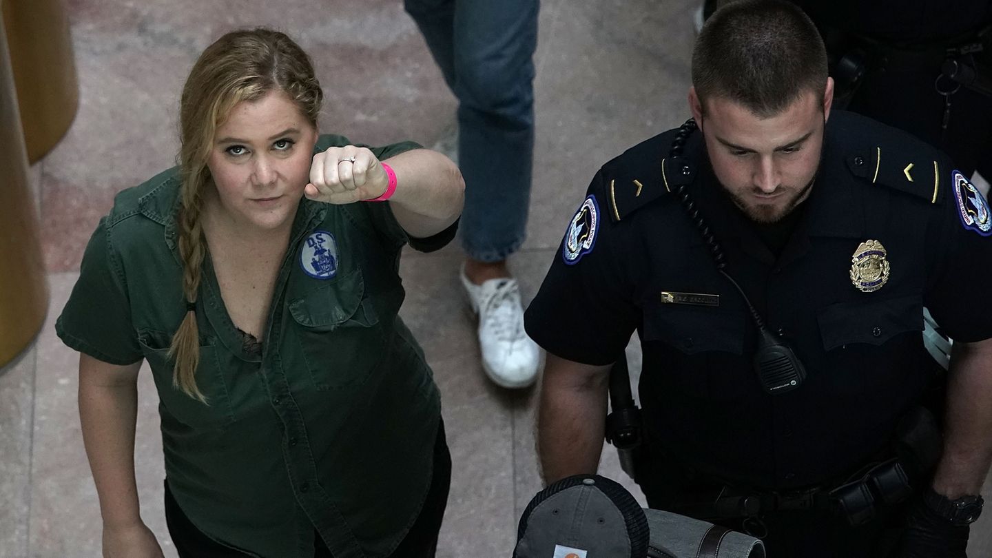 Comedian Amy Schumer reckt die Faust in die Höhe, nachdem sie in Washington festgenommen wurde