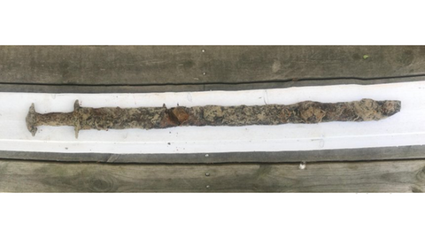 Dieses eisenzeitliche Schwert fand ein Mädchen am Grund eines Sees