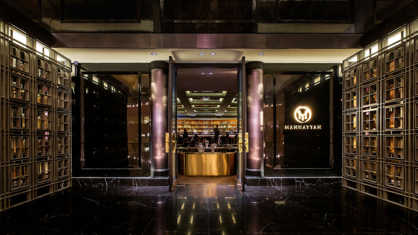 Ranking: Platz 3: Manhattan, Singapur Die "Manhattan"-Bar in Singapur wurde bereits zur besten asiatischen Bar gekürt. Es ist daher nicht verwunderlich, dass sie auch auf der Weltbestenliste vertreten ist. Im vergangenen Jahr landete die Bar auf Platz sieben, jetzt gelang sogar der Sprung in die Top 3! Mehr Infos finden Sie auf der Website. Platz 3: Manhattan, Singapur Die "Manhattan"-Bar in Singapur wurde bereits zur besten asiatischen Bar gekürt. Es ist daher nicht verwunderlich, dass sie auch auf der Weltbestenliste vertreten ist. Im vergangenen Jahr landete die Bar auf Platz sieben, jetzt gelang sogar der Sprung in die Top 3! Mehr Infos finden Sie auf der Website.