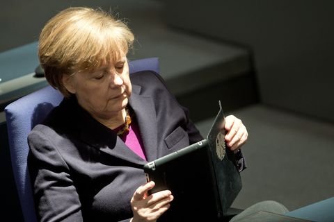 Merkel liest auf einem Tablet
