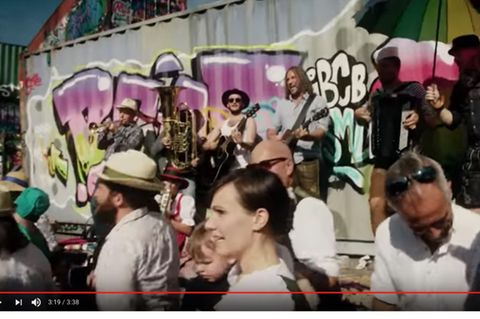 Im Video zu "Mia Ned!" wird in München getanzt und gesungen.