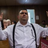 Die Gläubigen wirken während der Messe wie in Trance.