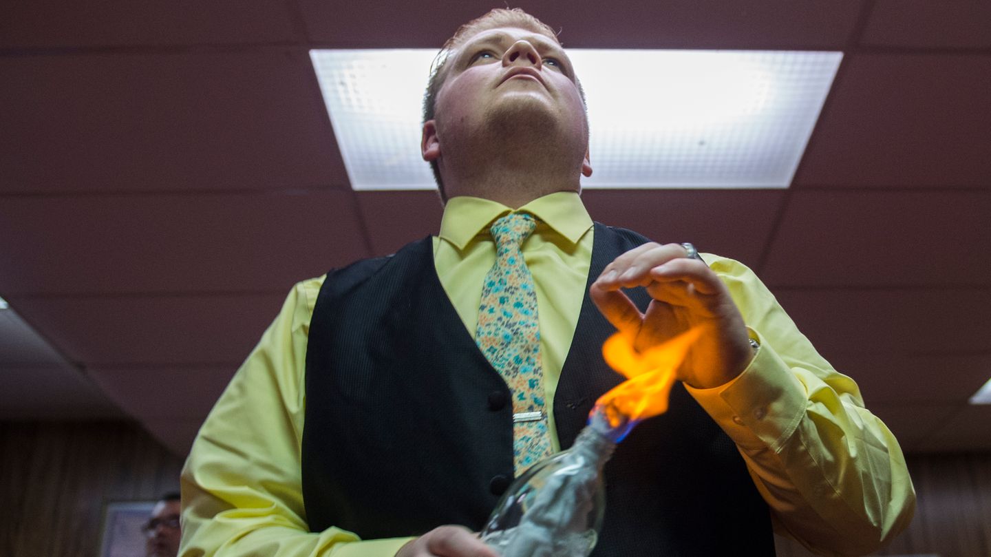 Nicht nur das Schmusen mit Schlangen soll den eigenen Glauben beweisen, auch Feuer wird zu diesem zweck benutzt. Hier hält Kirchenmitglied James Bass seine Hand über eine Flamme.