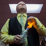 Nicht nur das Schmusen mit Schlangen soll den eigenen Glauben beweisen, auch Feuer wird zu diesem zweck benutzt. Hier hält Kirchenmitglied James Bass seine Hand über eine Flamme.