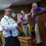 Bei dem Ritual halten Gemeindemitglieder Giftschlangen in den Händen. Wenn jemand gebissen wird, dann sei das Gottes Wille, glauben sie.