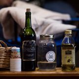 Doch die Gemeindemitglieder gehen noch weiter, als Schlangen zu streicheln. Sie trinken ihr Gift. 